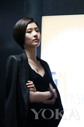 申映畫是極具事業(yè)心的富家小姐，造型簡約干練，面料質(zhì)地上乘