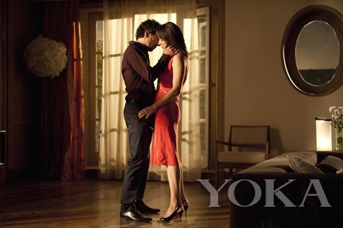 基本款用漿果色散發(fā)女人味，腰間的獨特設(shè)計更添風情