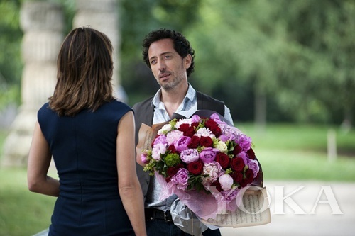 背影的完美同樣重要，衣服上的橫紋說明太緊繃、手肘處的橫紋說明肌質(zhì)老化。