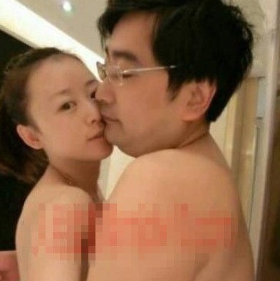 女主播紀(jì)某與國(guó)家檔案局官員范某。