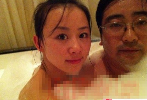 女主播紀(jì)某與國(guó)家檔案局官員范某。