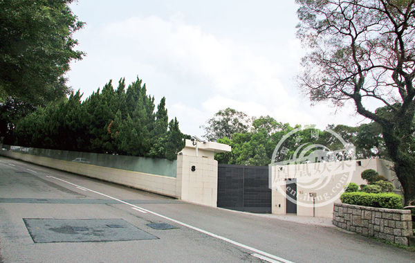 豪宅大門口。