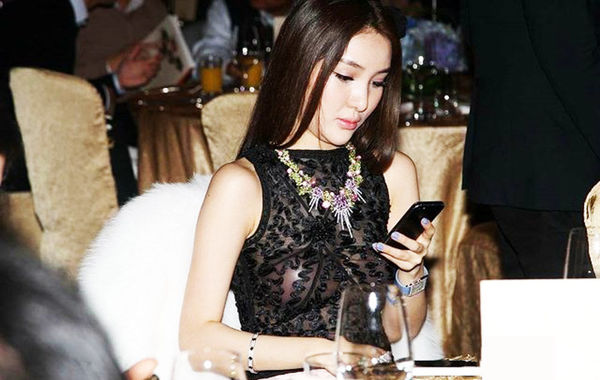 2013年11月30日，郭美美出席保利珠寶拍賣活動，現(xiàn)場郭美美一席透視的上衣性感現(xiàn)身，胸前乳貼顯露無