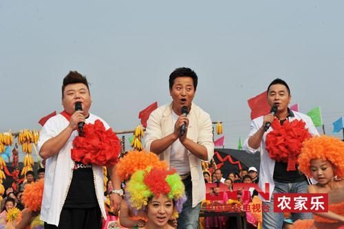 央視7套《鄉(xiāng)村大世界》節(jié)目主持人，左一為劉剛