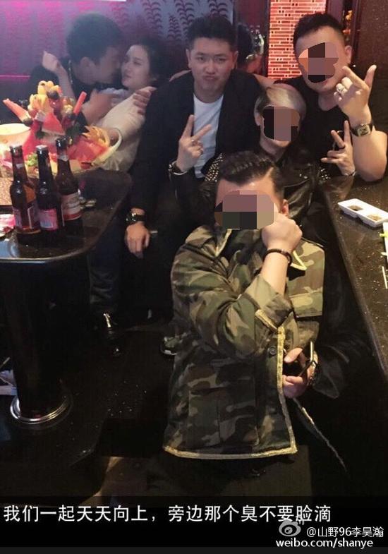 田源朋友辟謠稱左側(cè)抱著女子親吻的是田源的發(fā)小，女子的男友。