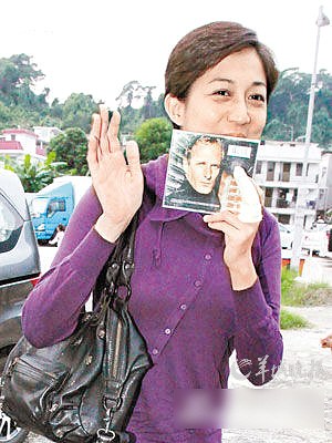 吳綺莉笑著回應(yīng)記者 吳綺莉笑著回應(yīng)記者