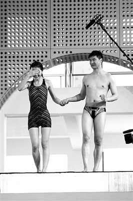 蔡卓妍進(jìn)行《中國星跳躍》的訓(xùn)練，她在教練田亮的陪伴下走上跳臺(tái)，但仍嚇得不敢往下看。 實(shí)習(xí)生 翟超 攝