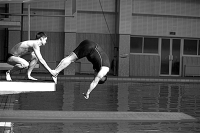 田亮正在給陳光標(biāo)把關(guān)、塑形。