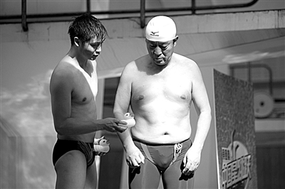 田亮給牛群解釋小鴨子的用途。