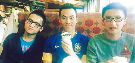 何猷啟在微博上載他在波士頓讀書的照片，與同學(xué)的生活很普通