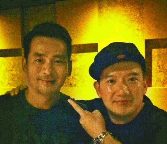 周焯華作為《低俗喜劇》投資人，與男主角杜汶澤合照。