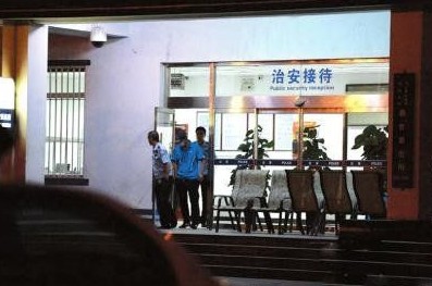 釋小龍走出派出所。