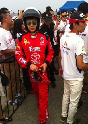 李晨撞車后看起來并無大礙，調(diào)整狀態(tài)繼續(xù)比賽。