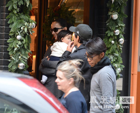 吳彥祖攜帶妻女外出逛街，小寶貝萌態(tài)十足。