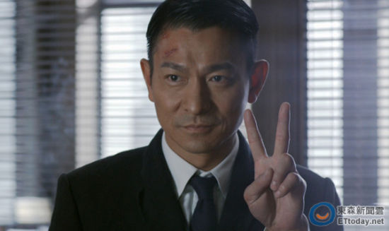 媒體爆料17年前華仔拍戲踢壞直升機(jī)。