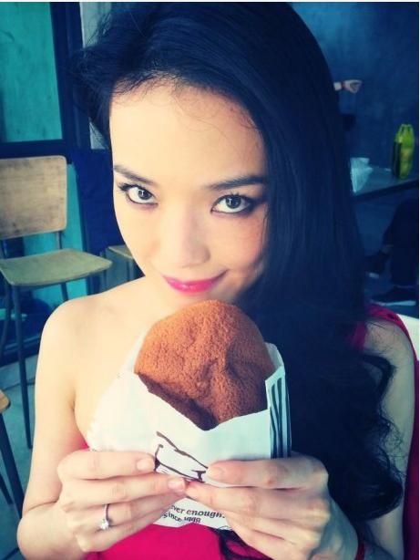 舒淇曬鴿子蛋戒指。