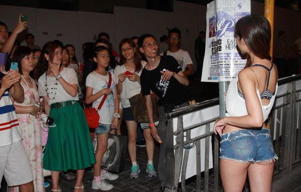 嫩模仙樂都性感著裝惹大叔圍觀，無懼與馬來西亞美女比身材。