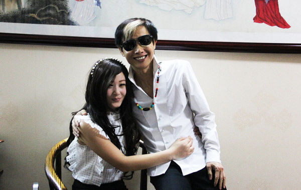 近日，55歲的鄧建國(guó)攜新女友恩愛(ài)現(xiàn)身，不但大曬甜蜜私密生活照，還在人前勾肩搭背大秀恩愛(ài)。