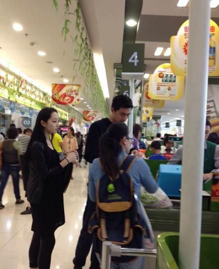 有網(wǎng)友曾在今年5月1日拍到兩人一起逛超市 有網(wǎng)友曾在今年5月1日拍到兩人一起逛超市