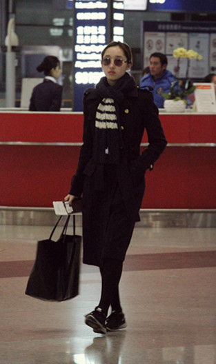 蔣夢(mèng)婕獨(dú)自現(xiàn)身機(jī)場(chǎng) 蔣夢(mèng)婕獨(dú)自現(xiàn)身機(jī)場(chǎng)