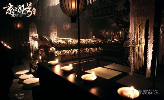 霍家為死去二少爺舉辦隆重的冥婚儀式之后，便送入靈堂。在如此幽閉的空間，活人陸蝶玉將與死者度過一晚駭人