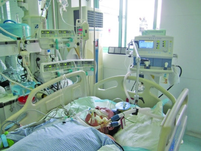 每天愛豪飲的廚師把自己喝成“牛奶血”了。