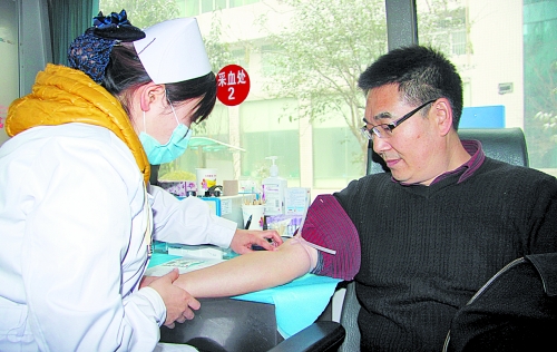 雪地里，百余名醫(yī)護人員獻血救急