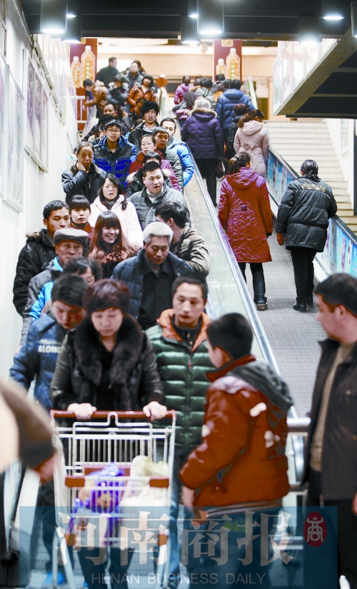 春節(jié)期間，鄭州各商超人流如織