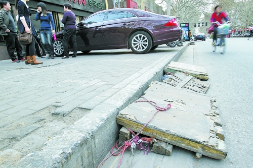 看車人制作的斜木板，引司機停車