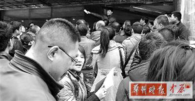 昨日下午，擁擠的排號(hào)人群。