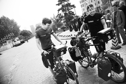 他們說，希望唇腭裂患兒能開口微笑 邱曉峰/圖