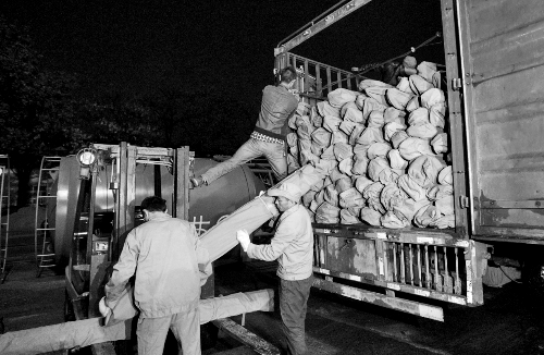 　23日凌晨，首批200套簡易廁所在鄭州裝車