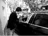 有個(gè)人晃了一圈后，寶馬、現(xiàn)代、越野的車窗都“長”出大窟窿