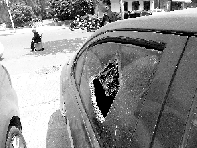 有個(gè)人晃了一圈后，寶馬、現(xiàn)代、越野的車窗都“長”出大窟窿