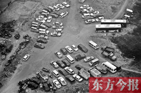 鄭州市一違章車(chē)輛處理停車(chē)場(chǎng)中包含一些報(bào)廢車(chē)輛