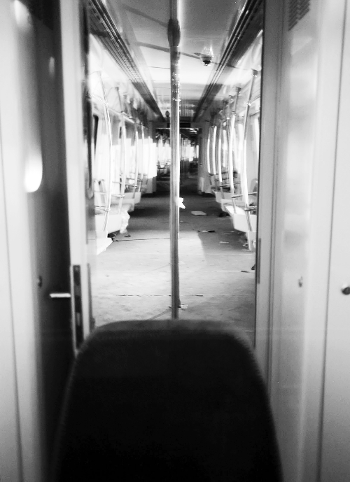 透過擋風(fēng)玻璃，依稀能看到車廂內(nèi)的樣子