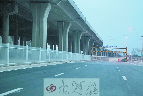 下穿隧道限高3米，不影響公交車通行。