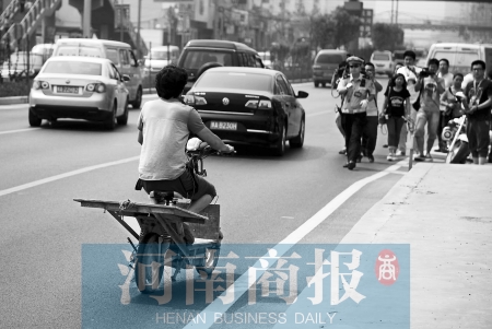 剛駛出隧道口，騎電動(dòng)車(chē)的他被交警攔下 邱曉峰/攝
