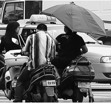 昨日，鄭州市鄭州花園路與農(nóng)業(yè)路交叉口，電動(dòng)車(chē)裝傘埋下安全隱患