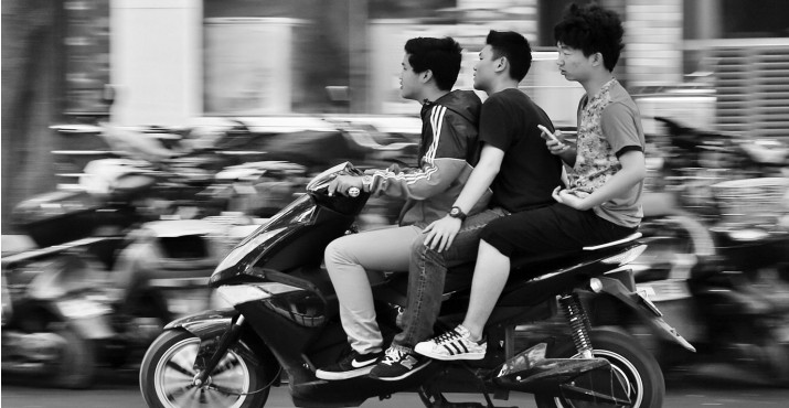 昨日，鄭州經(jīng)五路與豐產(chǎn)路交叉口電動(dòng)車(chē)超載