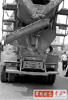 　當(dāng)時，老人就倒在水泥罐車的右后輪邊