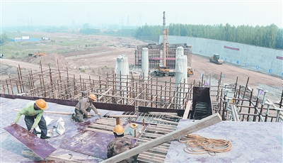 中原西路西南繞城高速公路互通式立交項(xiàng)目已完成總工程量的35%。