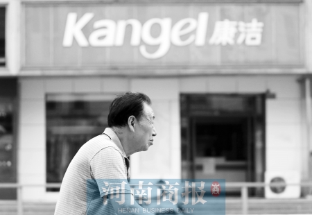 　這一切，將會給康潔公司、加盟商，乃至鄭州洗衣行業(yè)，帶來什么？ 記者 趙卓/攝