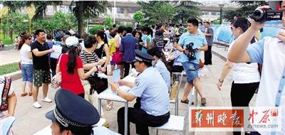 昨天上午，警方在紫荊山廣場(chǎng)進(jìn)行了大規(guī)模的宣傳活動(dòng)。警方供圖