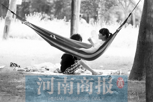 天又熱了起來，外出游玩，記得防曬哦 記者 趙卓/攝　