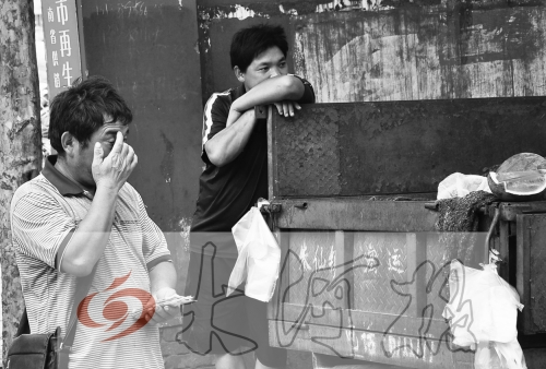 　拿著錢，陳小立感動(dòng)得哭了。