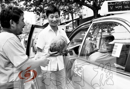 　　的哥將一天的運(yùn)營(yíng)收入捐給陳小立，陳小立送瓜感謝。