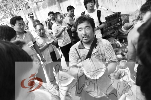 為了表示感謝，陳小立切西瓜分給大家吃。