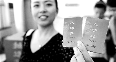 本報記者抽出的兩名消費者代表。