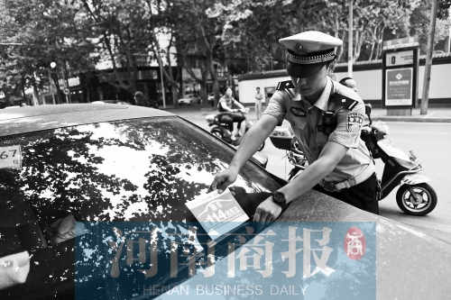 有了這張挪車卡，不會泄露隱私，別人又能方便地聯(lián)系上自己記者 邱曉峰/攝